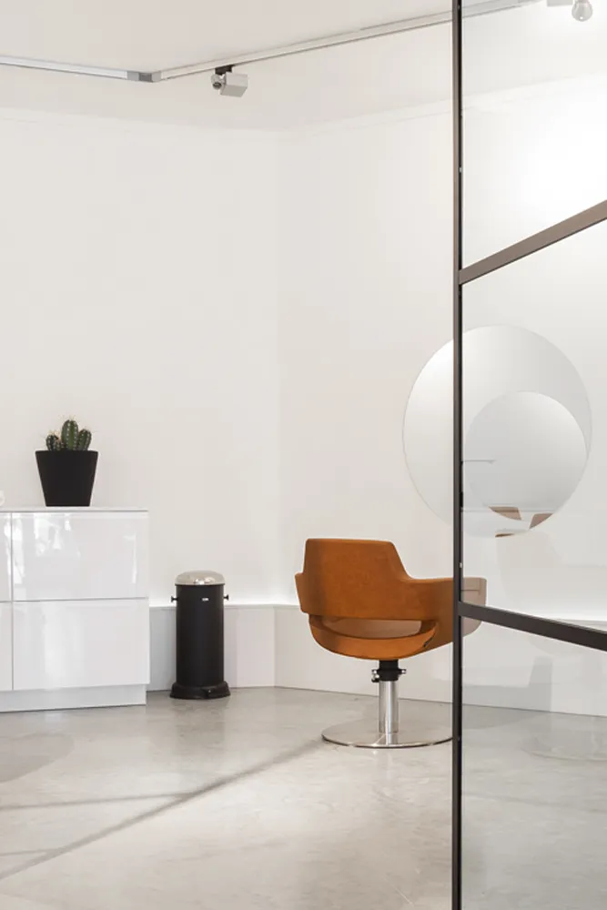 Salon_home Lichte en uitnodigende interieurfoto van een salon, met focus op ruimte en comfort, perfect voor het uitlichten van een ontspannen sfeer.