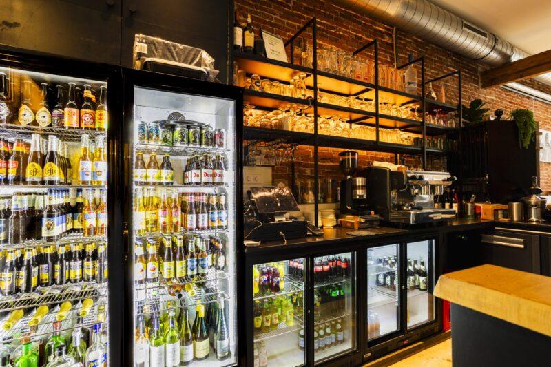 Horecagelegenheid Foto van een horecagelegenheid ter promotie van een nieuw cafe waarbij de koelkast met diverse dranken is weergegeven.
